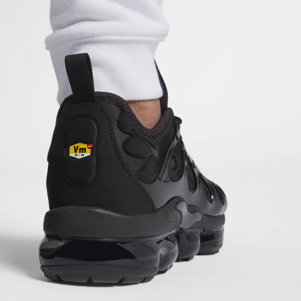 nike air max vapormax plus black