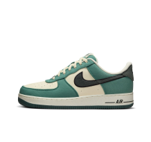 Nike Air Force 1 07 LV8 (FQ8713-100) in grün