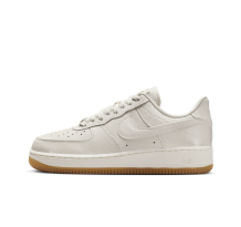 Nike Air Force WMNS 1 07 LX (DZ2708-001) in weiss