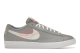 Nike Blazer Low Print Wolf Grey Sail Bright Crimson (DA4652-001) grau 4
