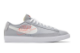 Nike Blazer Low Print Wolf Grey Sail Bright Crimson (DA4652-001) grau 2