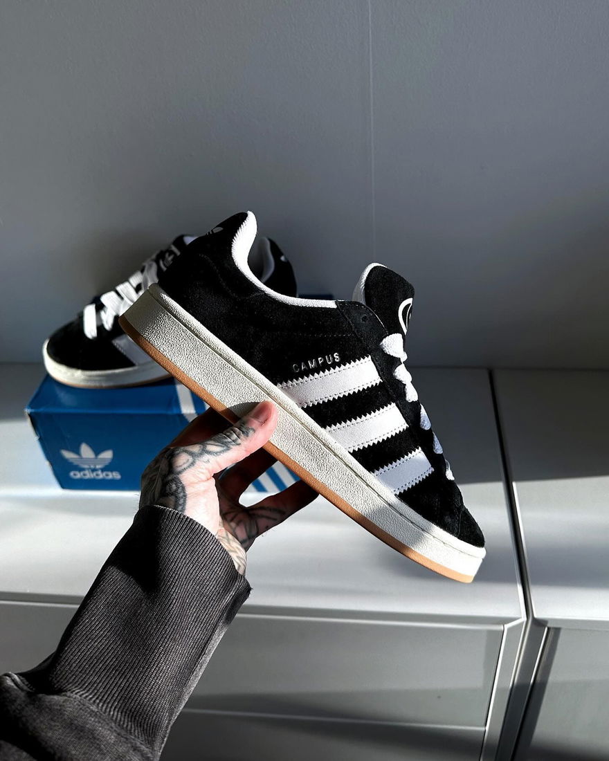 Adidas Campus 00s Schwarz HQ8708 In Hands