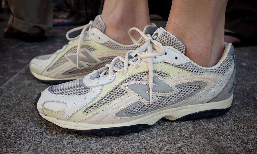 Auralee X New Balance 204L On Feet Titel