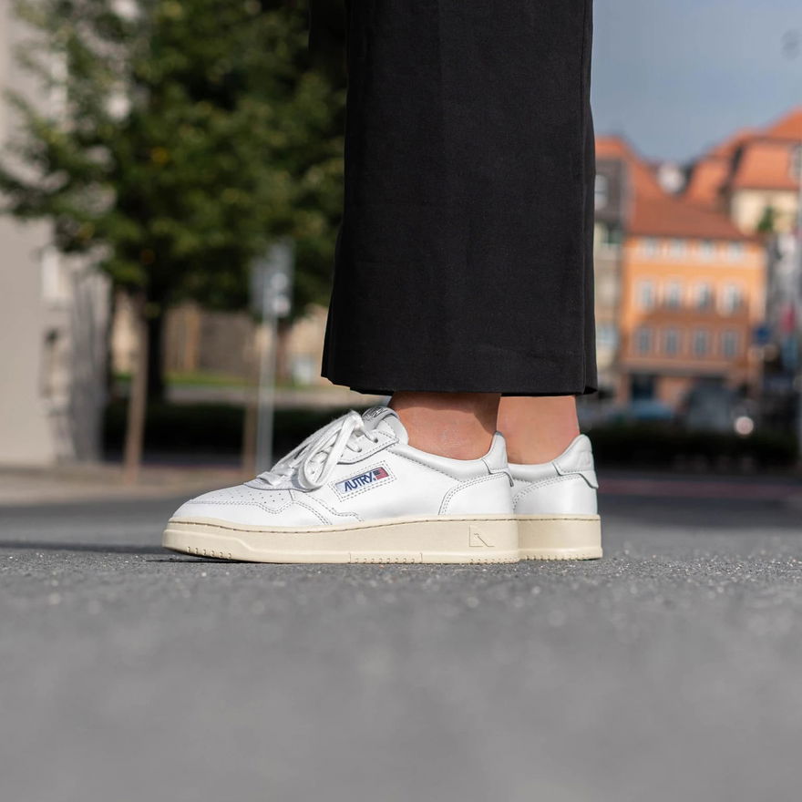 Autry Medalist W All White AULWLL15 On Feet