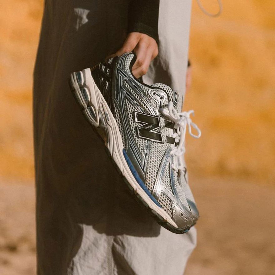 New Balance 1906R Silver Metallic In Hand Titel