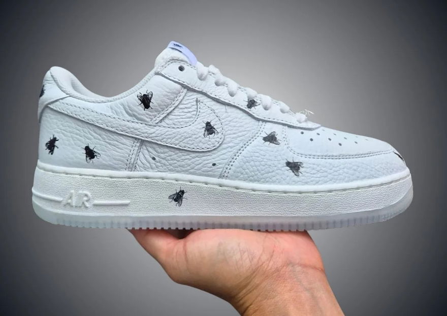 Nike Air Force 1 Houseflies Lateral in Hand IM3081-100