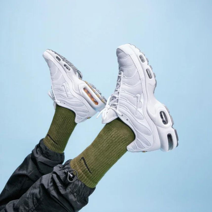 Nike-Air-Max-Plus-All-White-DM2362-100-On-Feet-Titel.jpg