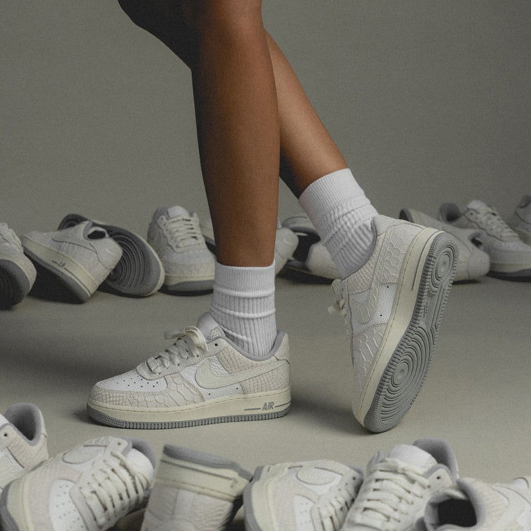 Nike-Wmns-Air-Force-1-07-White-Python-DX2678-100-On-Feet-Titel.jpg