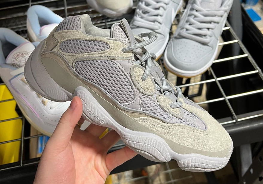 adidas Yeezy 500 IE4783 in Hands