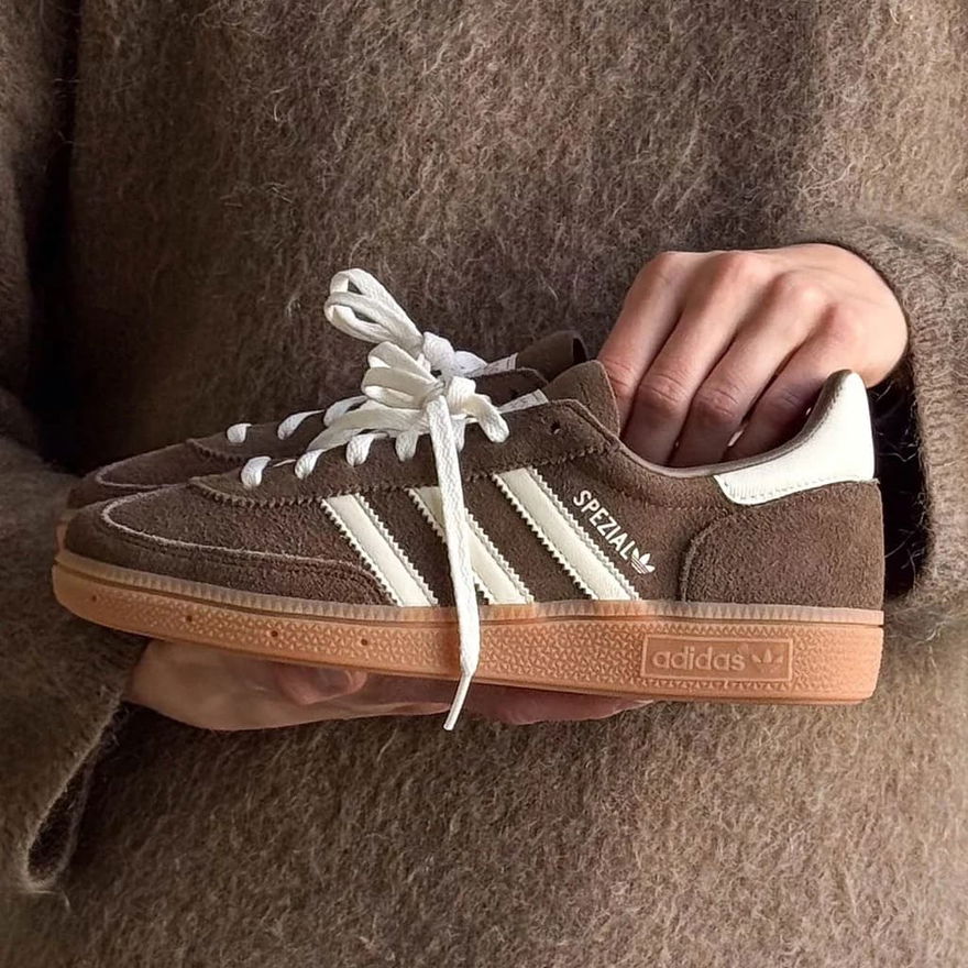 Adidas Handball Spezial Earth Strata Off-White Gum IF6490 Lateral in Hands