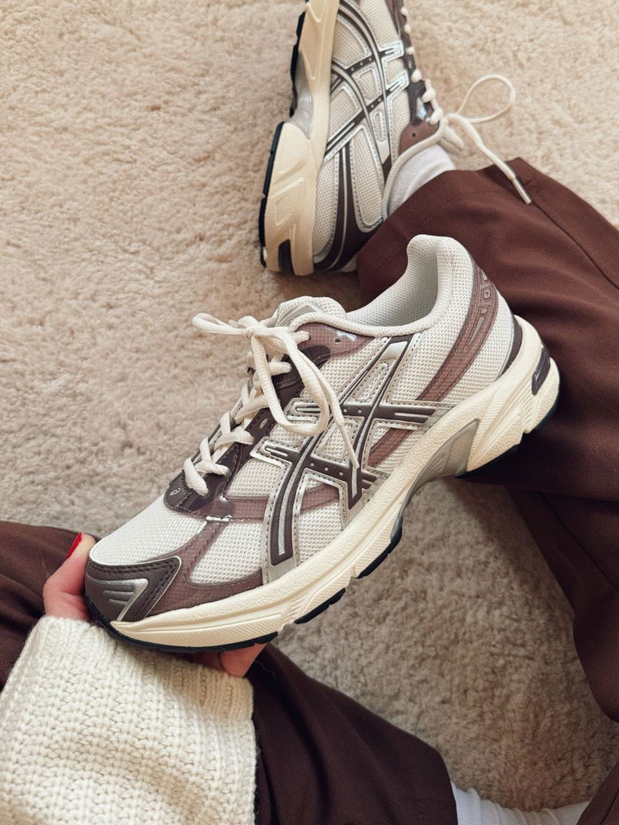 Asics Gel 1130 1203B077-102 in Hand on Feet
