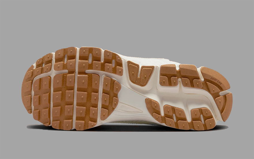 nike zoom vomero 5 white/gum sohle