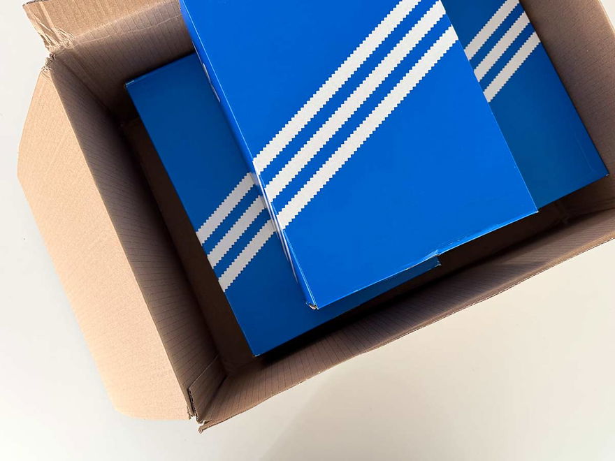 drei adidas schuhkartons im versandkarton